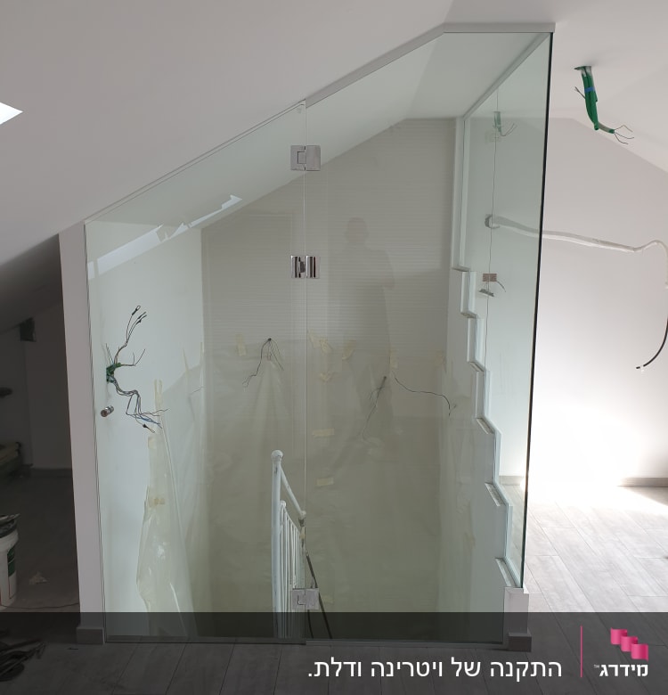 קיר זכוכית עם דלת זכוכית ומסגרת מתכת